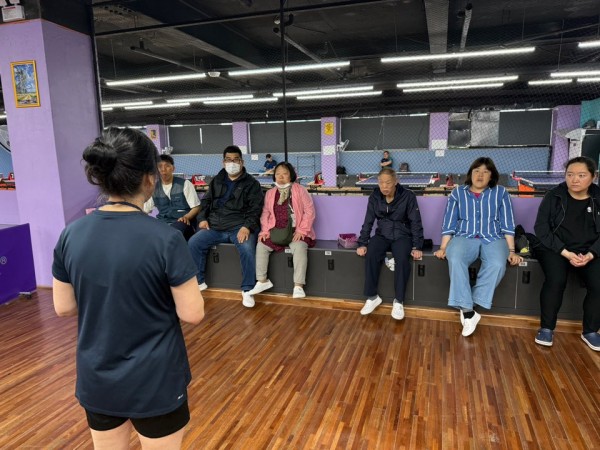 강사님께 탁구 이론 강의를 듣는 모습