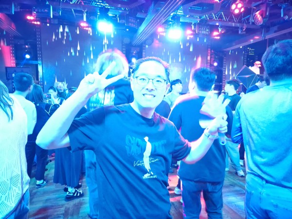 춤추며 즐기는 사진 2