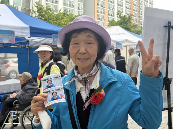 포토존 사진 인증하는 모습