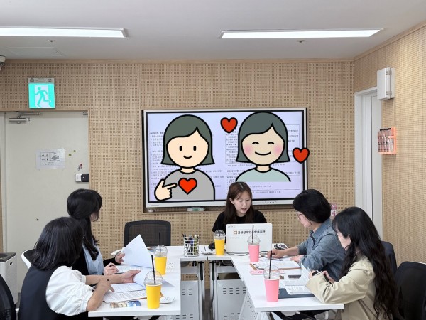 대상자 개입방향과 향후 지원방안에 대해 유관기관들과 논의하고 있는 사진