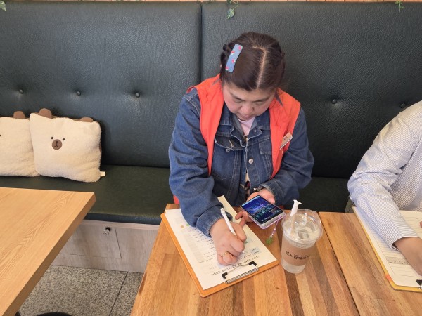 점검 일지를 꼼꼼하게 작성하는 모습