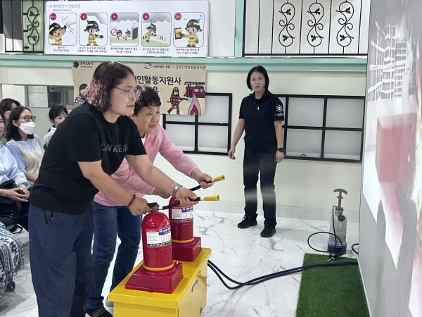 열심히 소화기로 불을 끄는 모습
