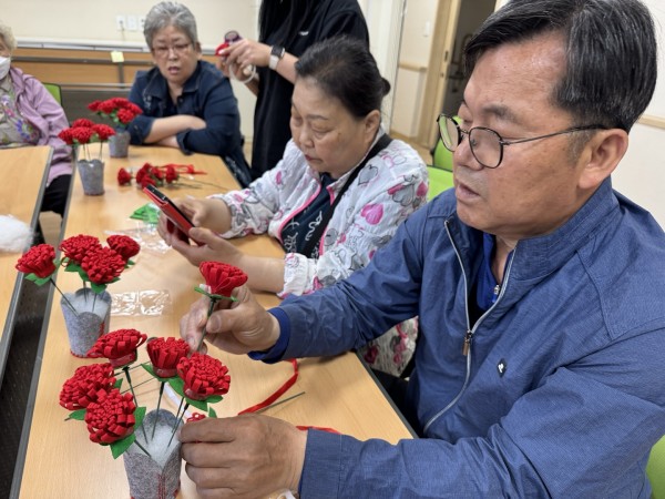 집중해서 카네이션을 만들며 화분에 꽂는 모습