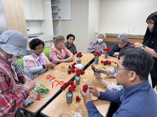 단체로 카네이션을 만드는 모습