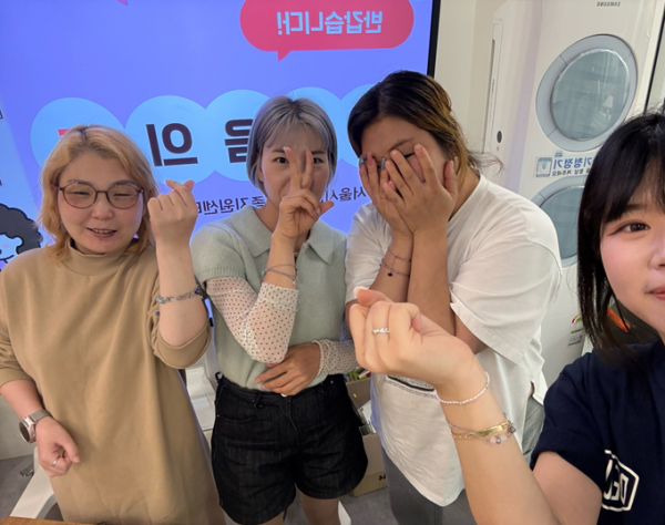 함께 단체사진을 찍은 모습