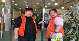 제이헤어카페 입구에서 AAC 존 스티커를 가리키는 모습