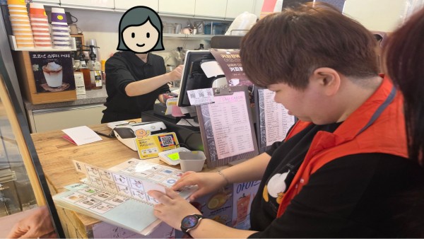AAC 그림판으로 주문을 하는 모습