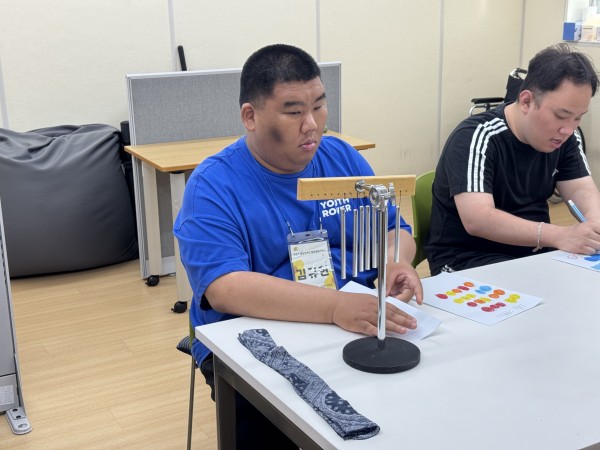 조용히 악기소리를 듣는 모습