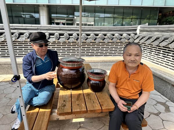 장독대를 만지고 사진찍는 모습