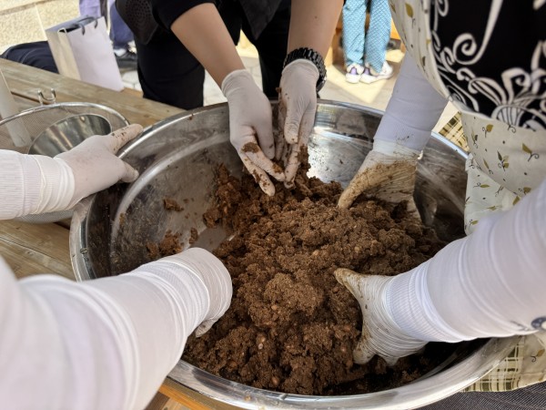 손으로 메주를 곱게 으깨는 모습