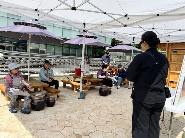 장가르기에 대해 설명을 듣는 모습