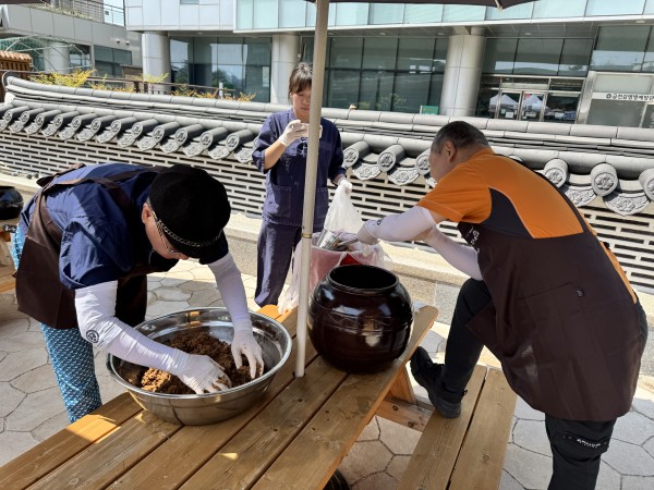 간장을 통에 옮기는 모습