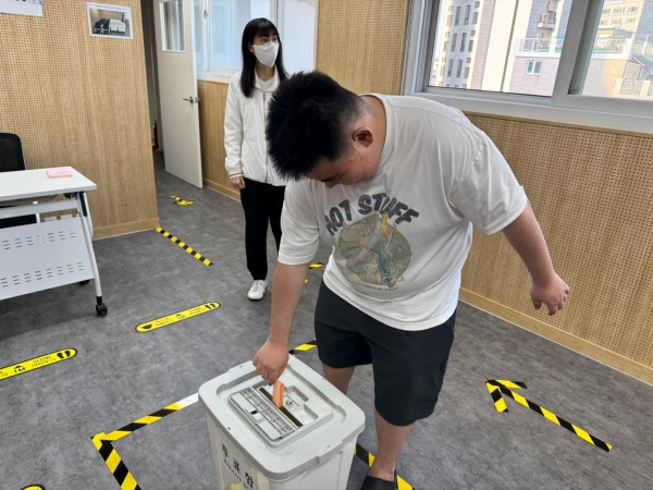 투표함에 투표용지를 넣는 모습