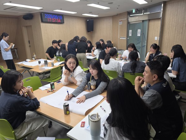 각 유형별로 모여 앉아 이야기를 나누며 전지에 적는 모습