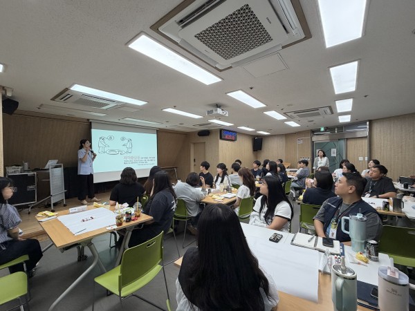 교육 내용을 집중해서 듣고 있는 모습