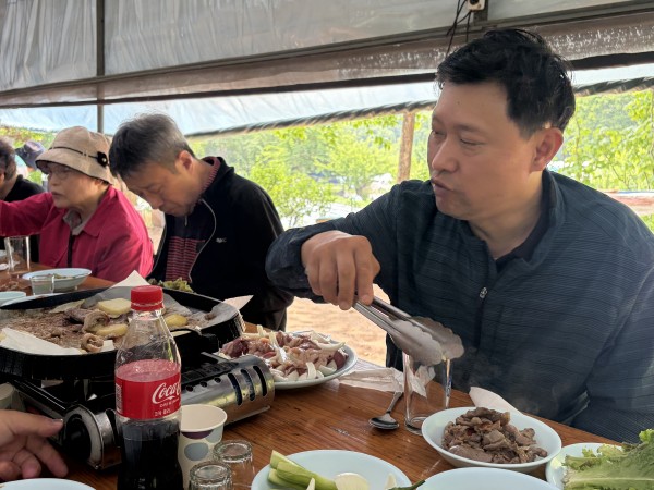 고기를 굽고 있는 모습