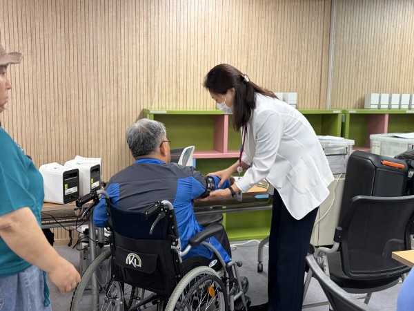 혈압 측정하고 있는 모습