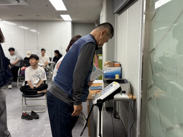 인바디 측정하고 있는 모습