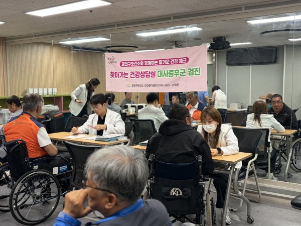 휠체어 이용 장애인이 진료 받고 있는 모습