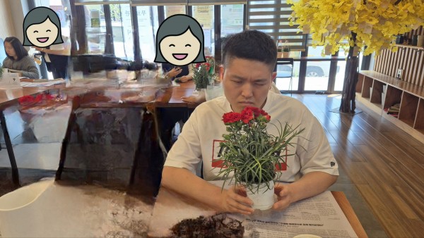 꽃을 관찰하는 모습