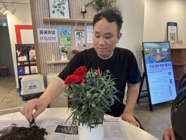 화분에 흙을 넣는 모습