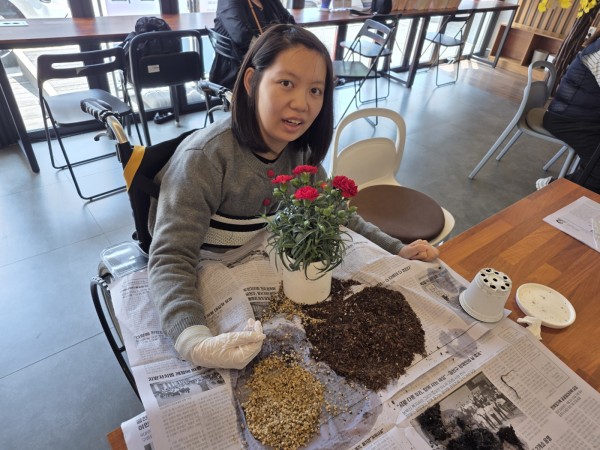 원예활동 재료를 살피는 모습