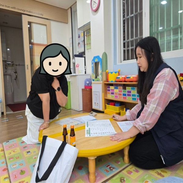 어린이집 선생님에게 지도 방법에 대해 이야기하는 모습