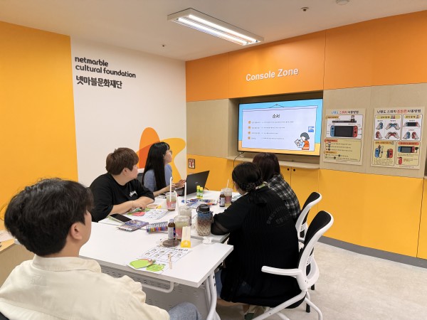 담당자의 설명을 듣고 있는 모습