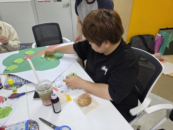 활동 나무에 작성한 내용을 붙이는 모습