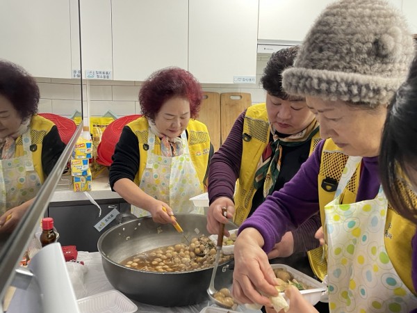 장조림 만들고 있는 모습