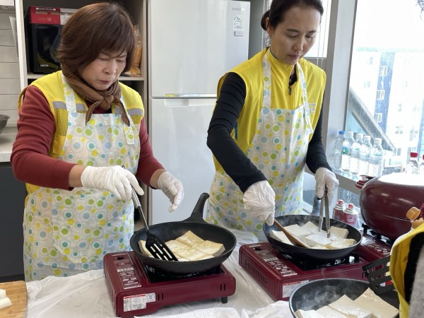 두부조림 만들고 있는 모습