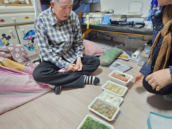 대상자에게 반찬 전달하는 봉사자 모습