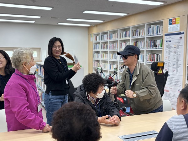 동화 주제에 맞는 놀이 진행하는 모습