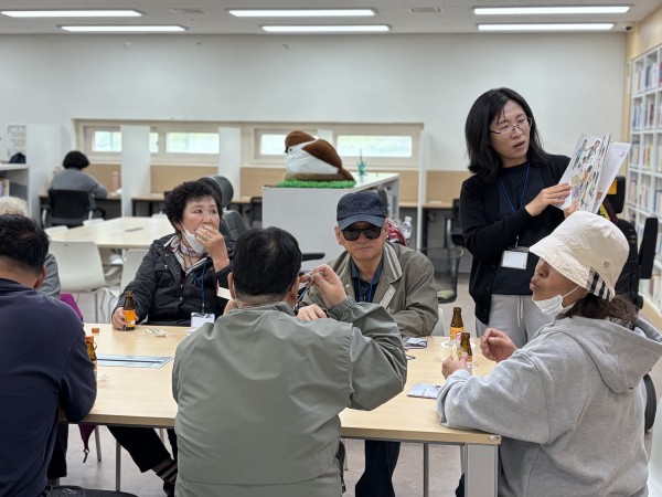 동화 내용을 듣고 있는 모습