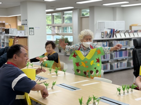 허수아비 역할을 선보이는 모습