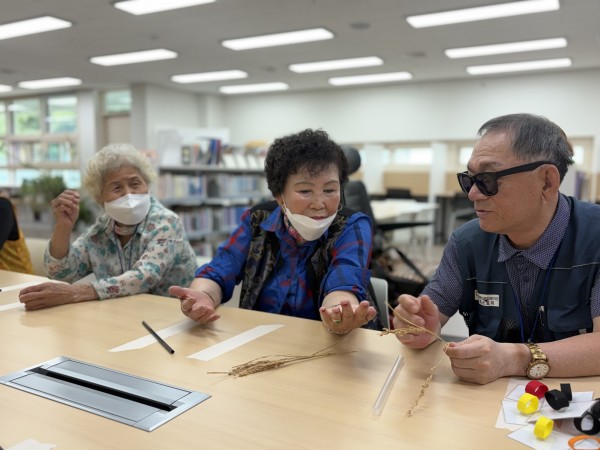 동화 주제에 맞는 소품을 체험하고 있는 모습
