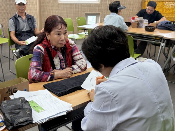 건강상태를 확인하고 있는 모습