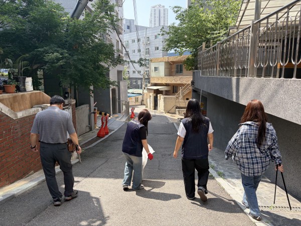 말미마을 골목길을 정비하는 모습