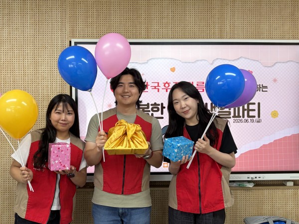 다함께 단체사진을 직는 한국후지필름 지원들의 모습