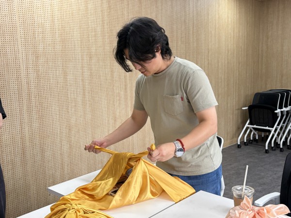 이용인을 위한 도시락을 포장하는 모습