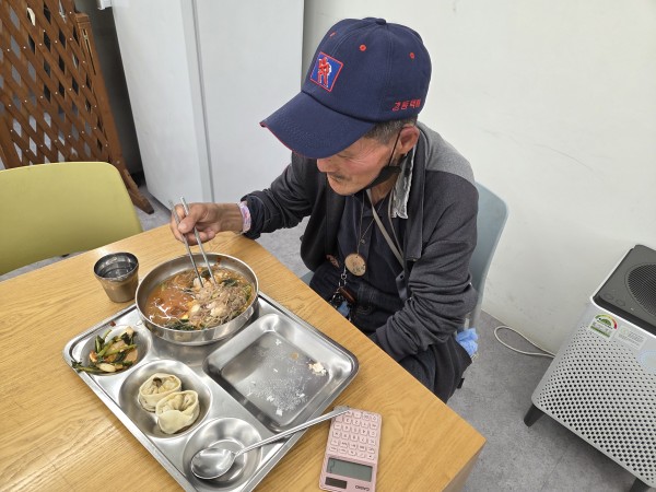 맛있게 점심을 먹고 있는 모습