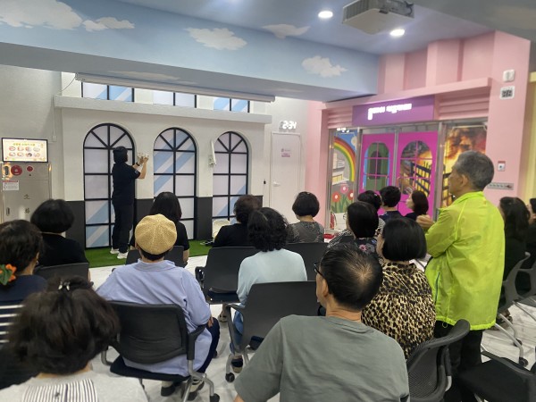 완강기 사용 방법 교육 받는 중