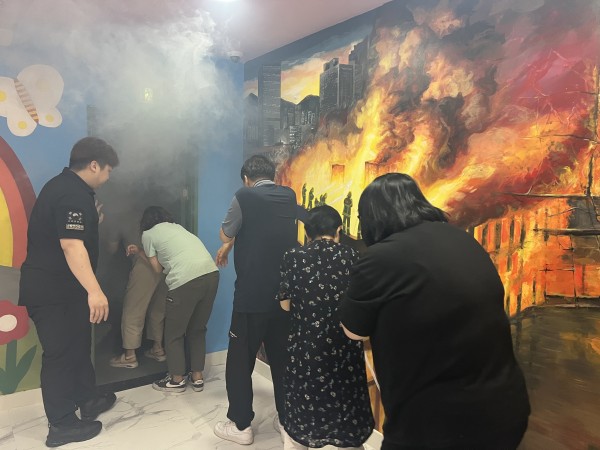 실제상황같이 화재 대피 훈련을 받는 모습
