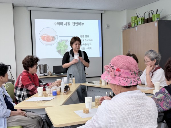 시원한 성분인 멘톨에 대해 설명 듣고 있는 모습