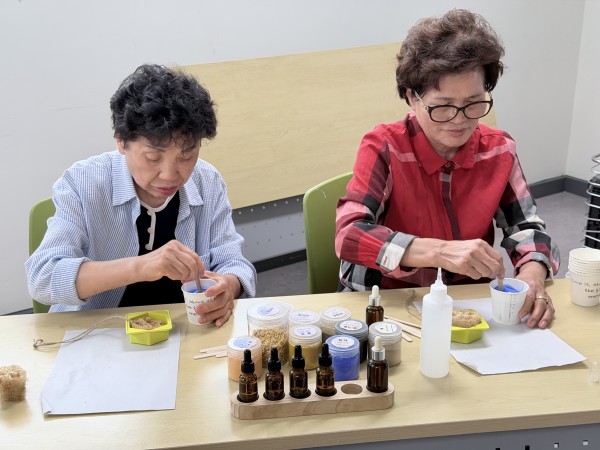 비누를 만들고 있는 모습