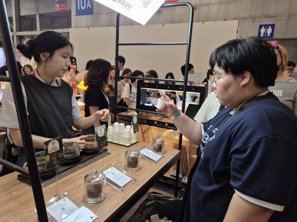 커피원두의 차이를 알아보며 커피를 마셔보는 사진