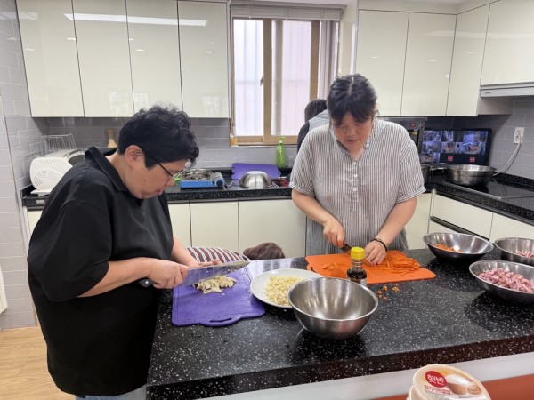 신규참여자와 함께 요리활동을 하고있는 모습
