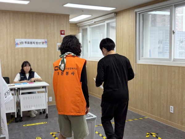 투표함 안내하는 봉사자 모습
