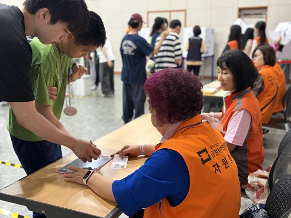참정권 부스 진행하는 봉사자 모습