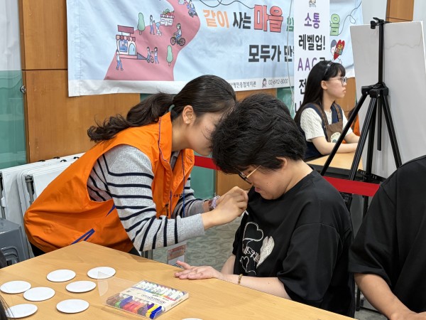 노동권 부스 운영하는 봉사자 모습